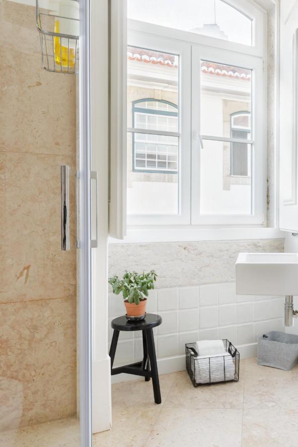 Update Urban Chic Flat In 19Th Century Building 2 Bedrooms & 2 Bathrooms & Ac Central Alfama District Lisboa Exterior foto